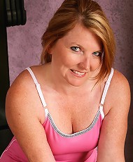 42 year old MILF Kelly from AllOver30 works on her mature body
